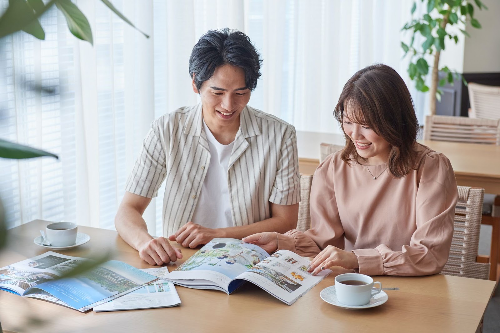 結婚式の相談をする新郎新婦