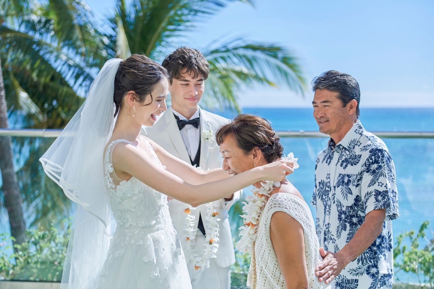 ハワイで結婚式を行う新郎新婦