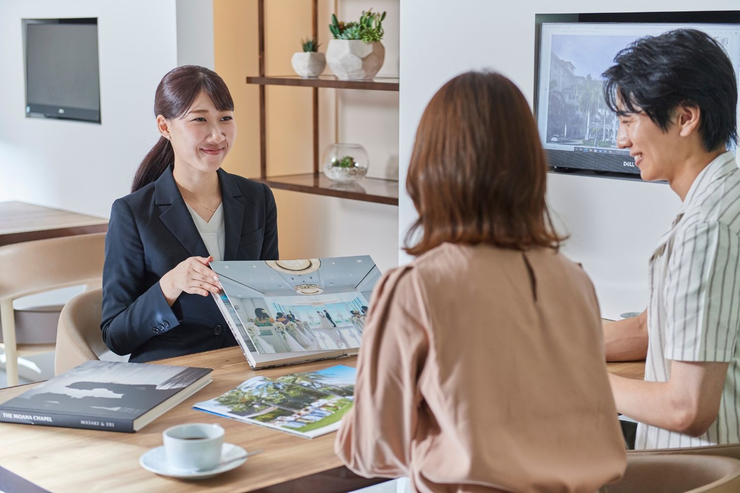 説明するウェディングプランナー