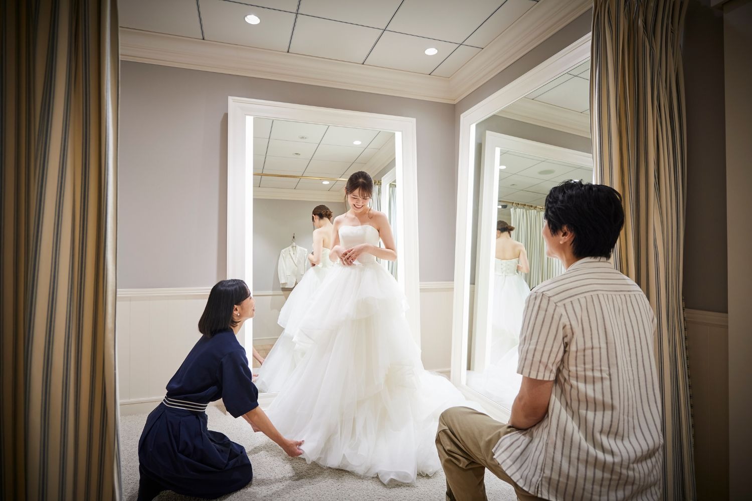 ドレスを選ぶ新婦