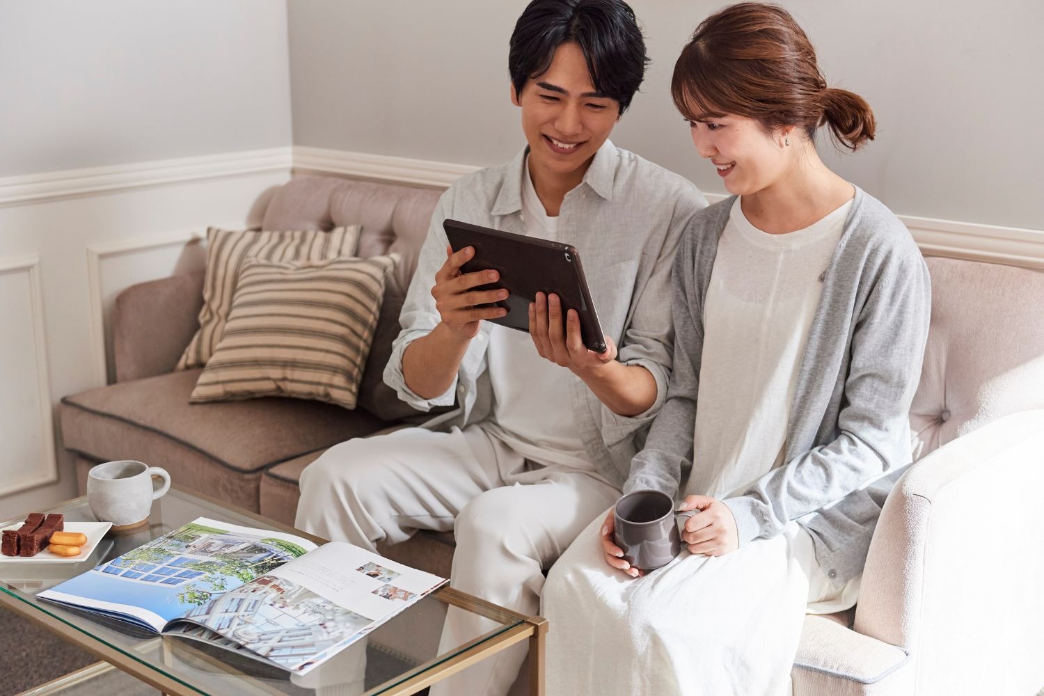 結婚式の準備をする新郎新婦