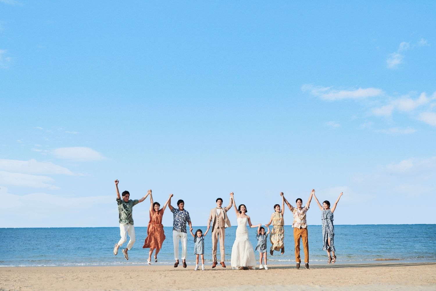 ビーチと新郎新婦とゲスト