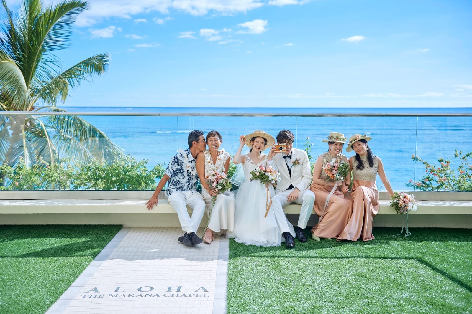 ビーチと家族と新郎新婦