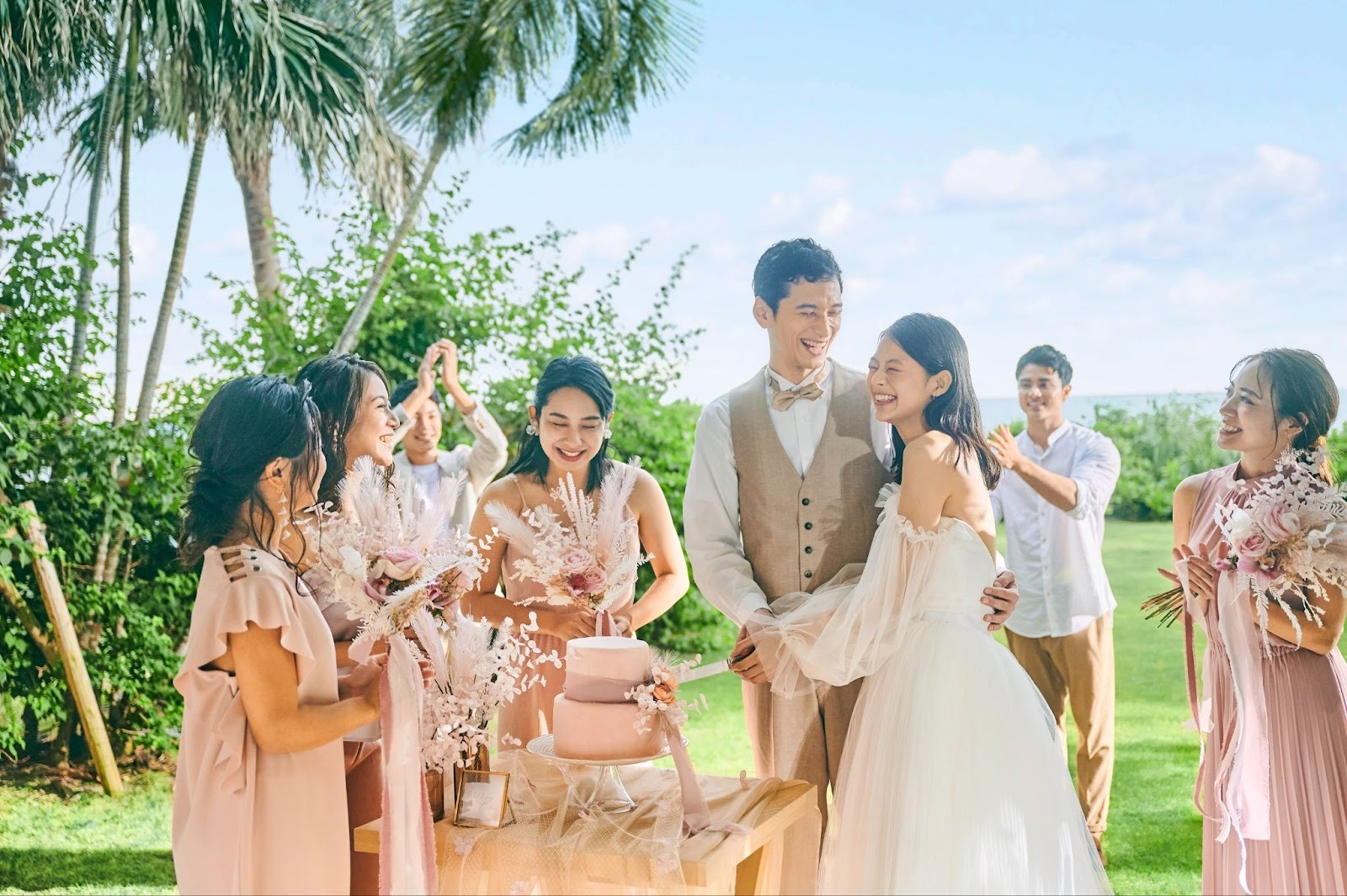 ケーキ入刀をする新郎新婦とゲスト