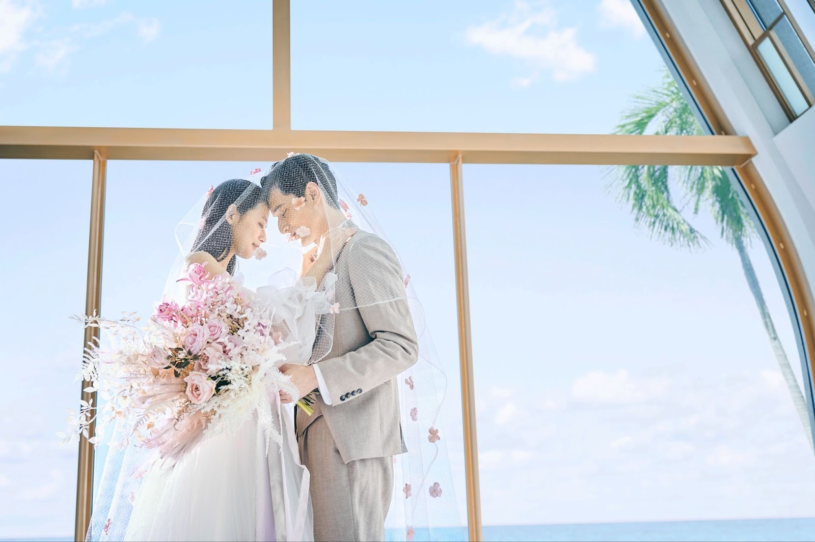 結婚式を挙げる新郎新婦