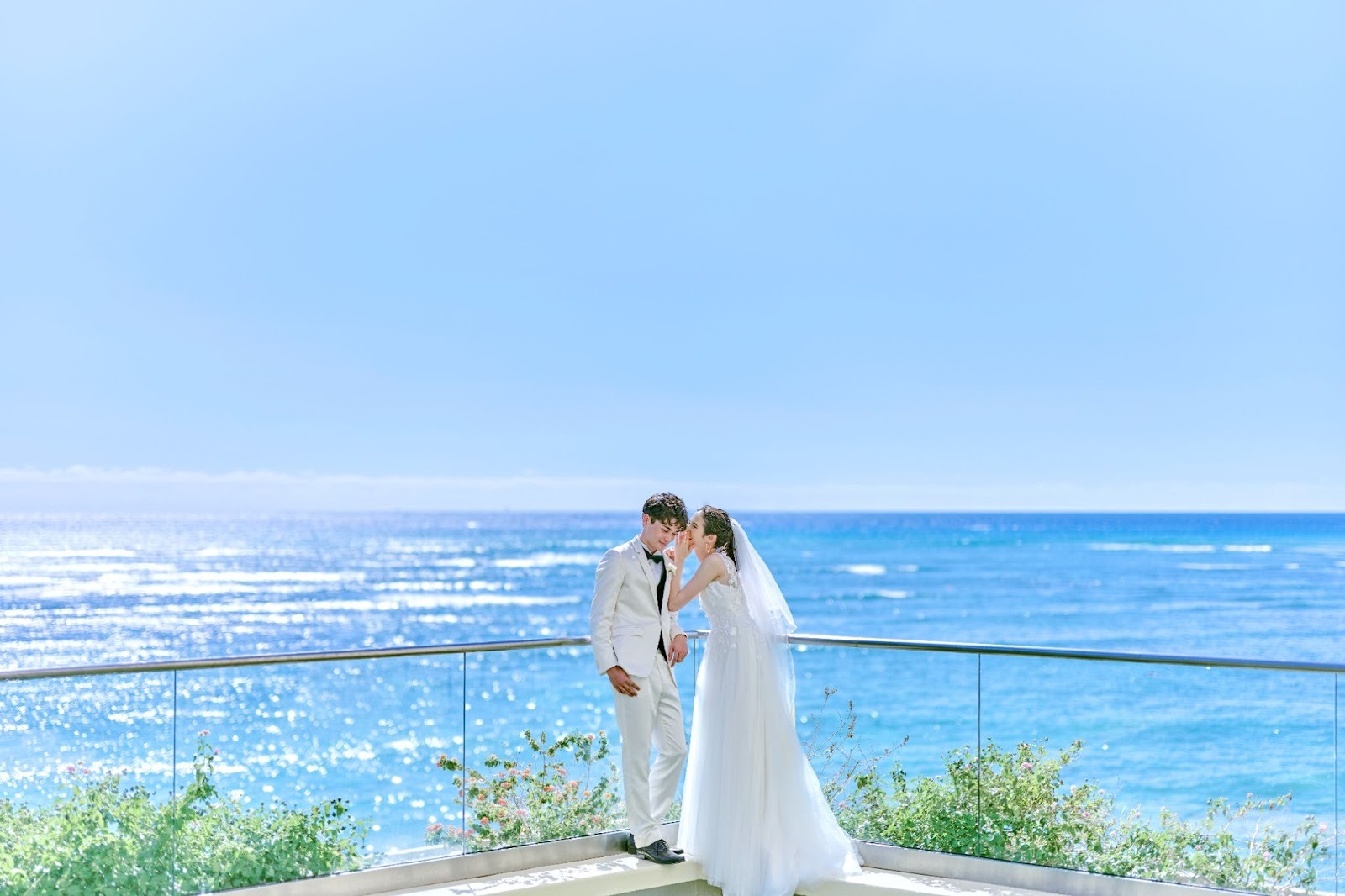 ハワイのビーチと新郎新婦