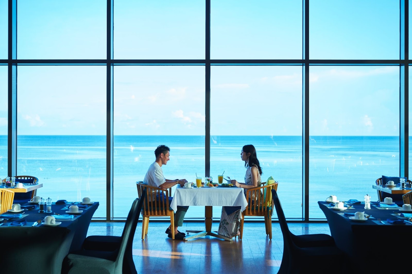 話し合う新郎新婦