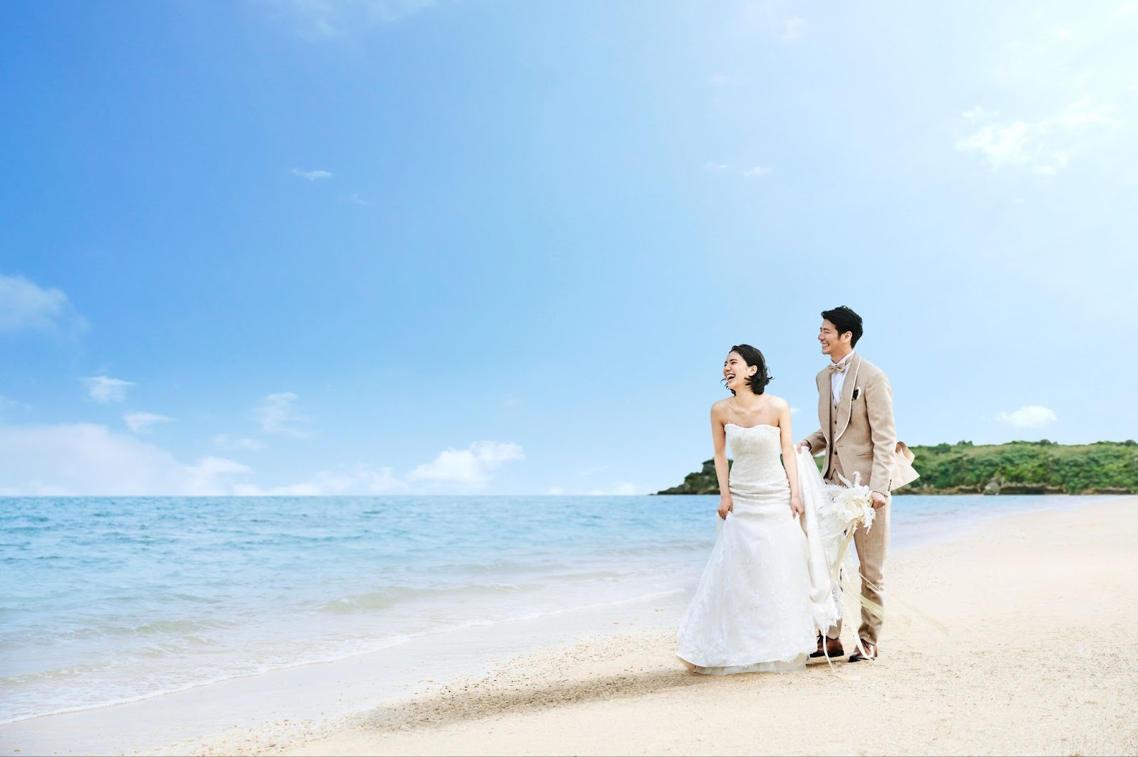 ビーチと新郎新婦