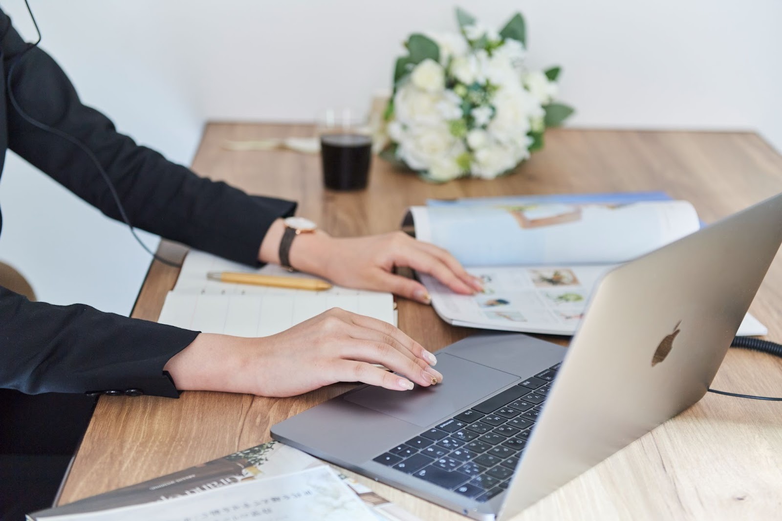 準備をするウェディングプランナー