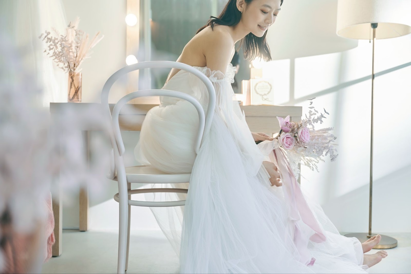 ドレスアップする新婦