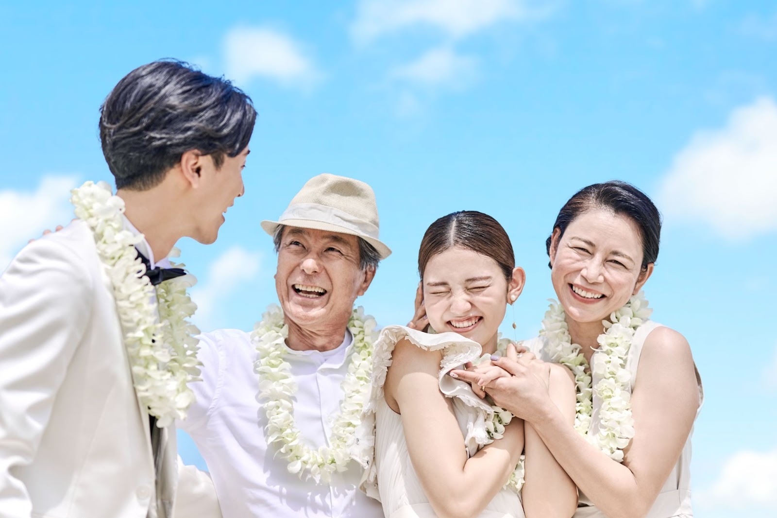 新郎新婦と笑顔の両親