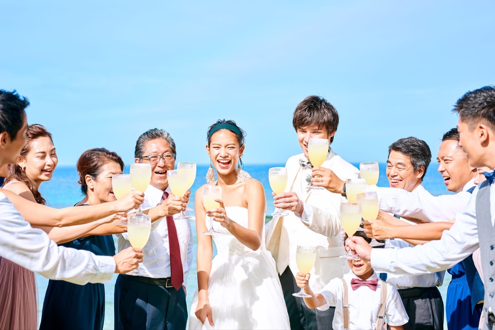 家族と乾杯する新郎新婦