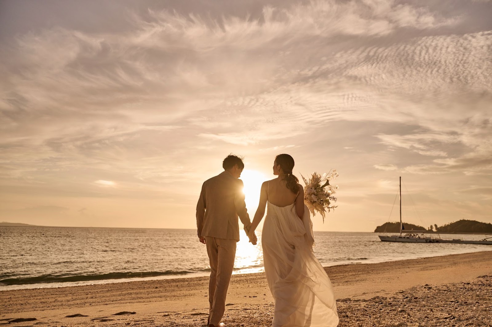 サンセットと新郎新婦