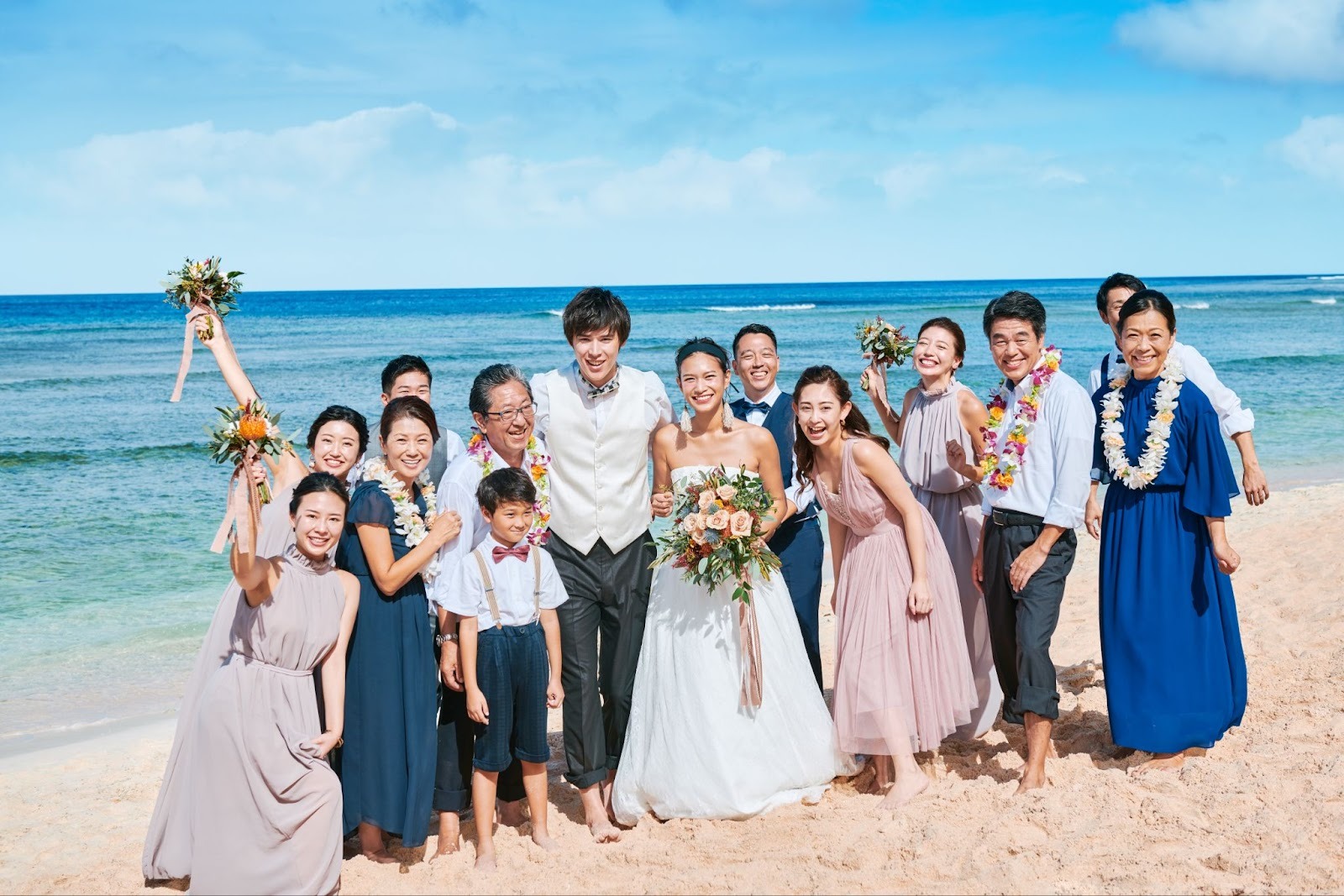 ビーチで家族と写真撮影