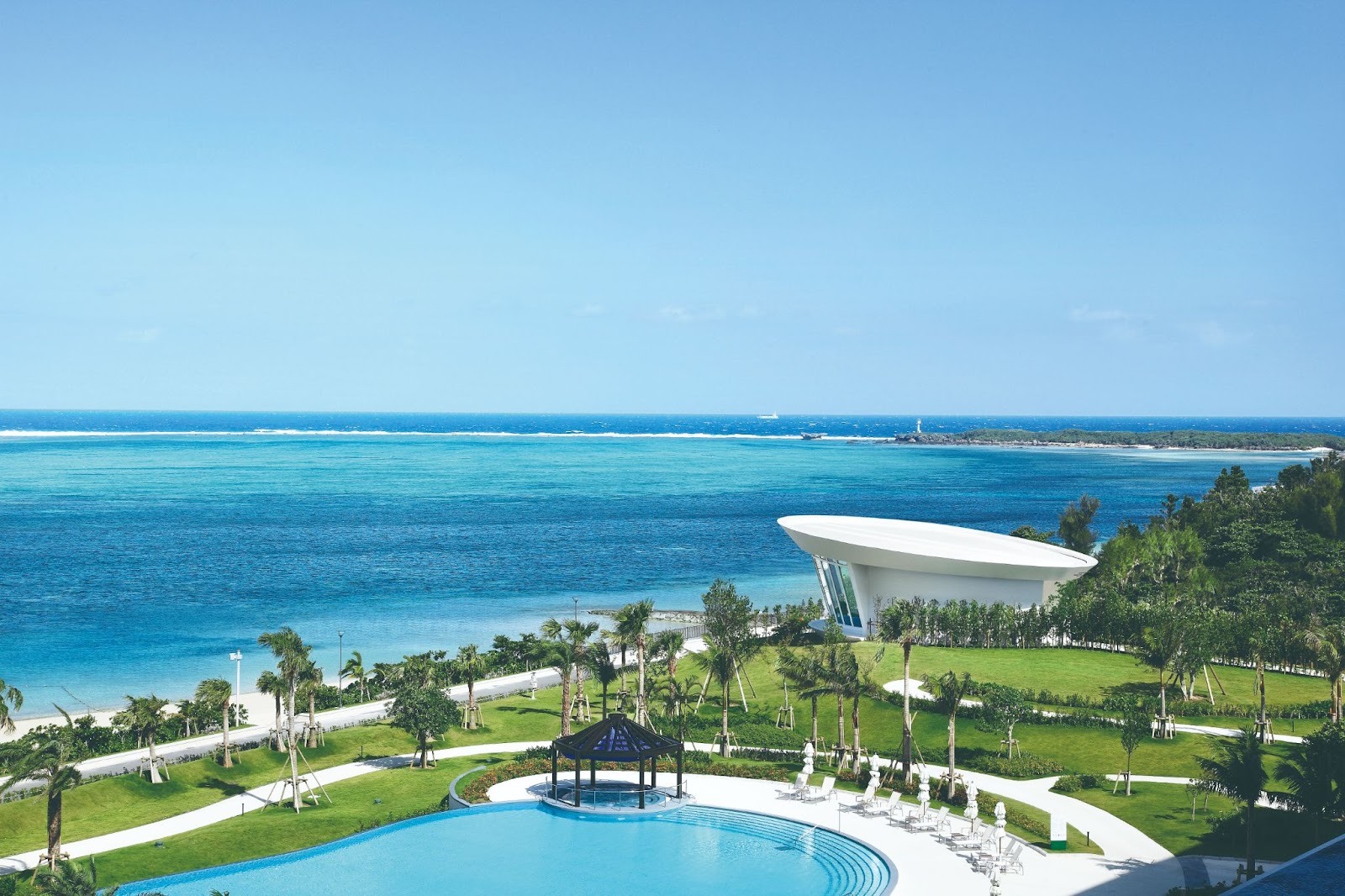 チャペルとビーチ