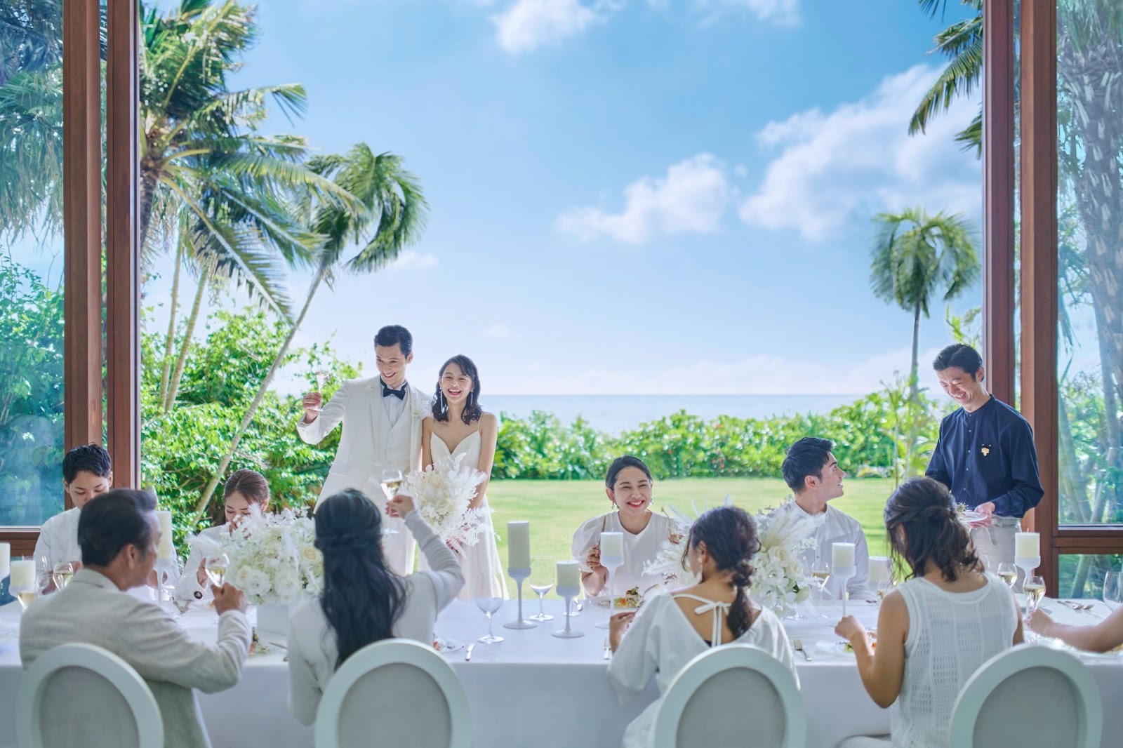 笑顔の新郎新婦と家族