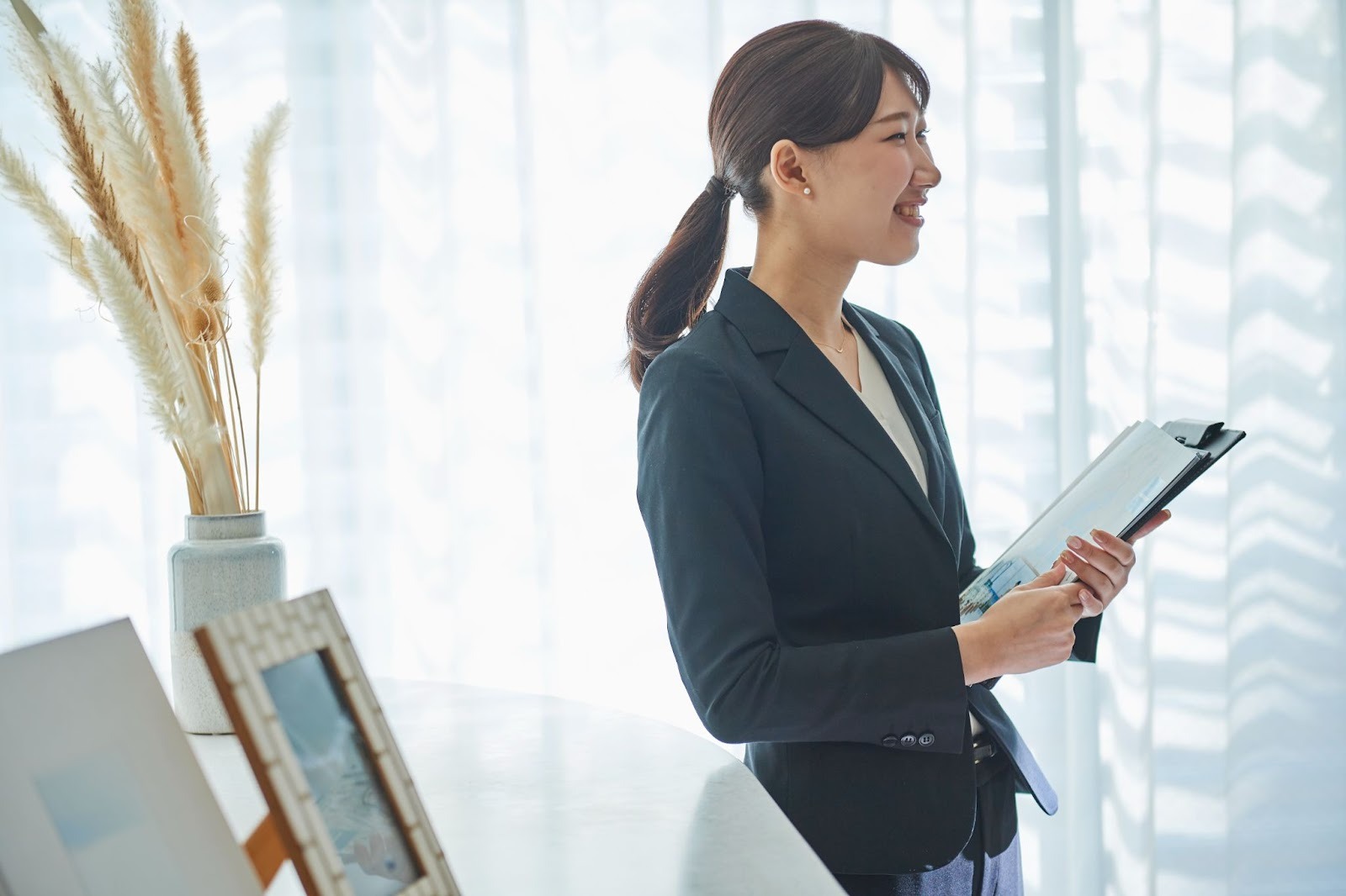 説明するウェディングプランナー