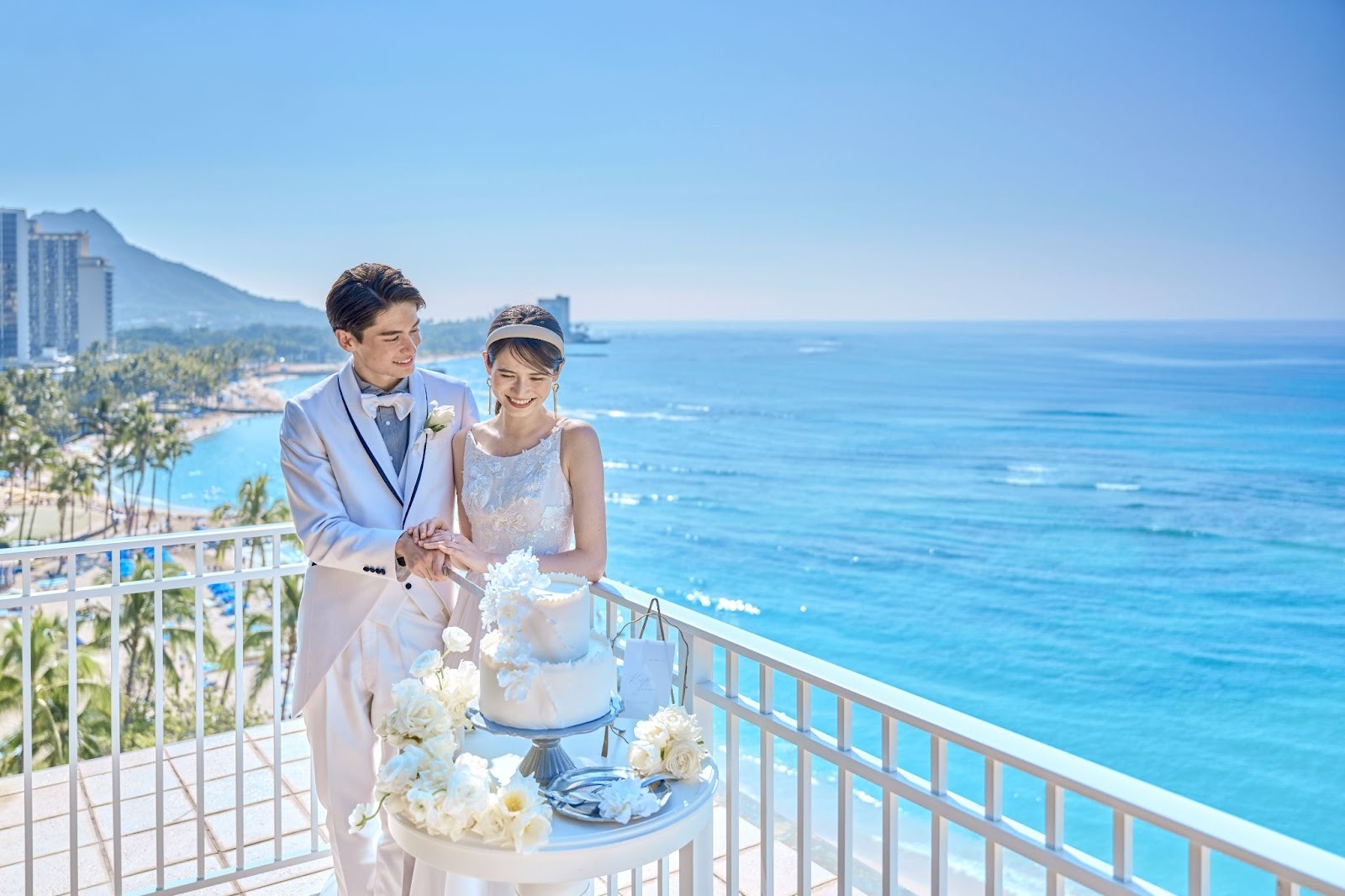 ビーチとケーキ入刀