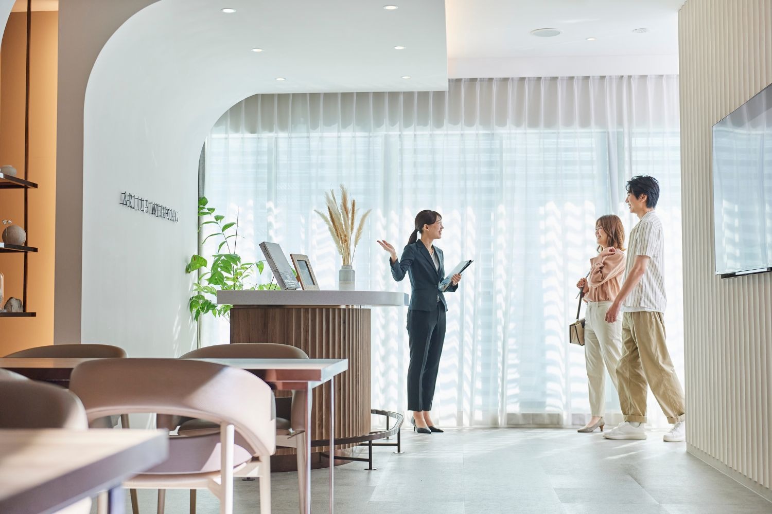 説明するウェディングプランナー