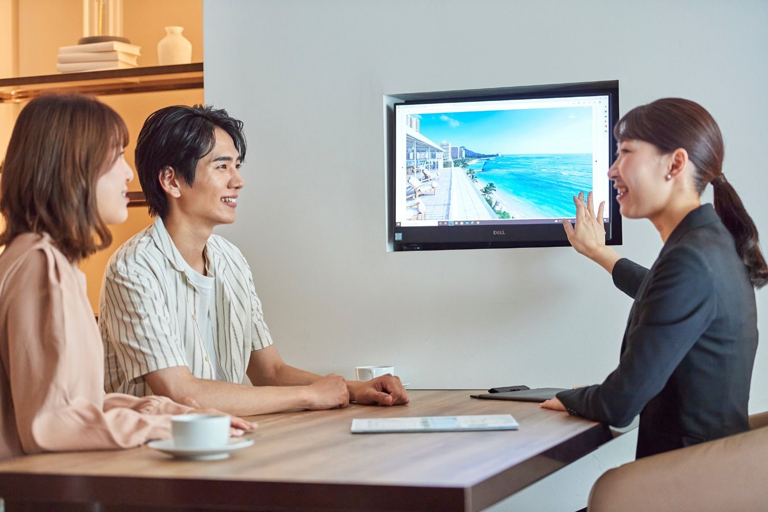 プランナーに説明を受ける新郎新婦