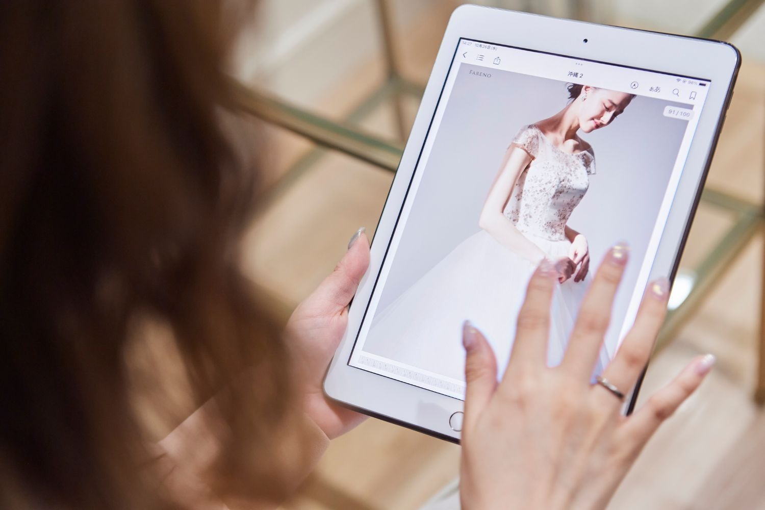 結婚式を調べる新婦