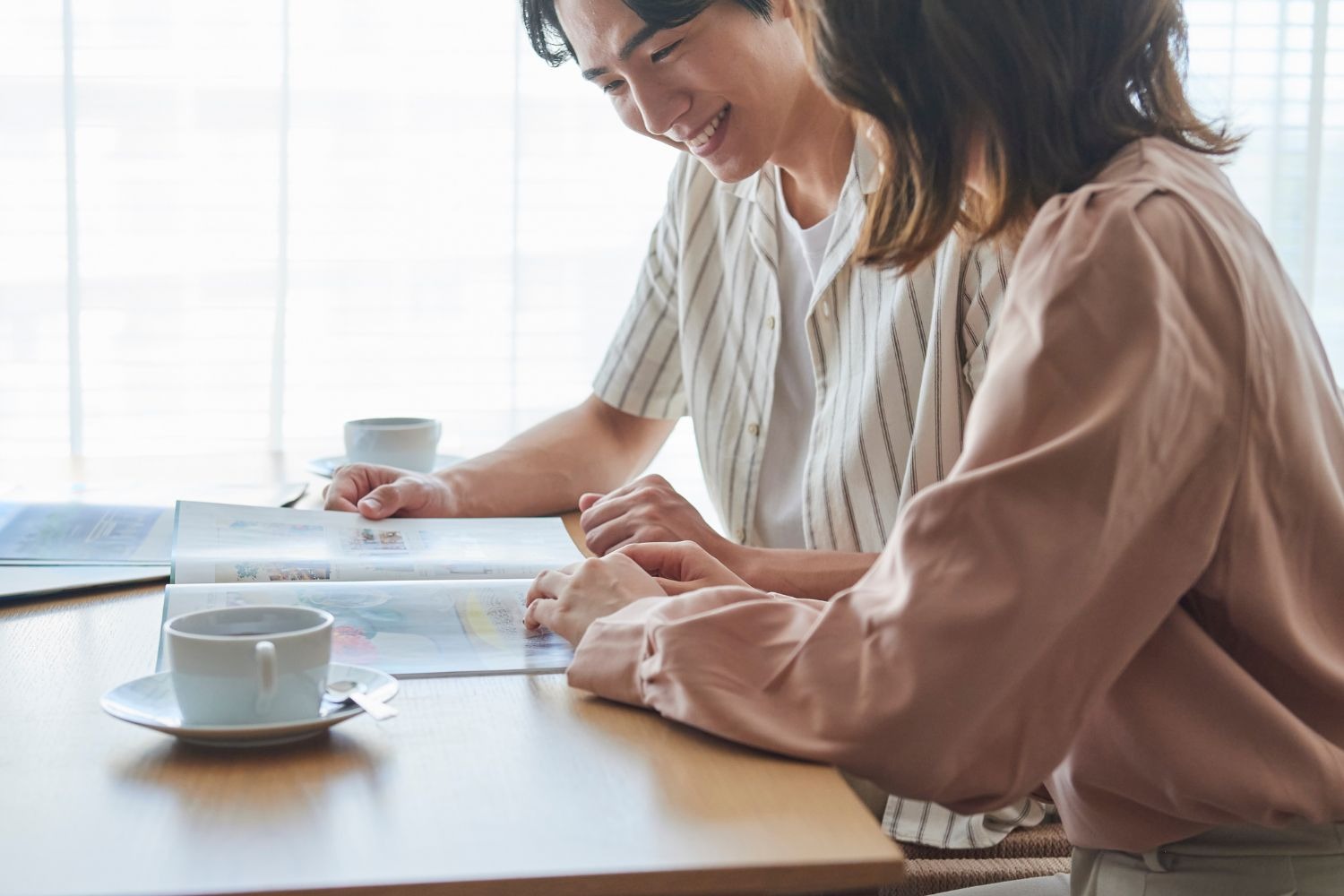 相談する新郎新婦