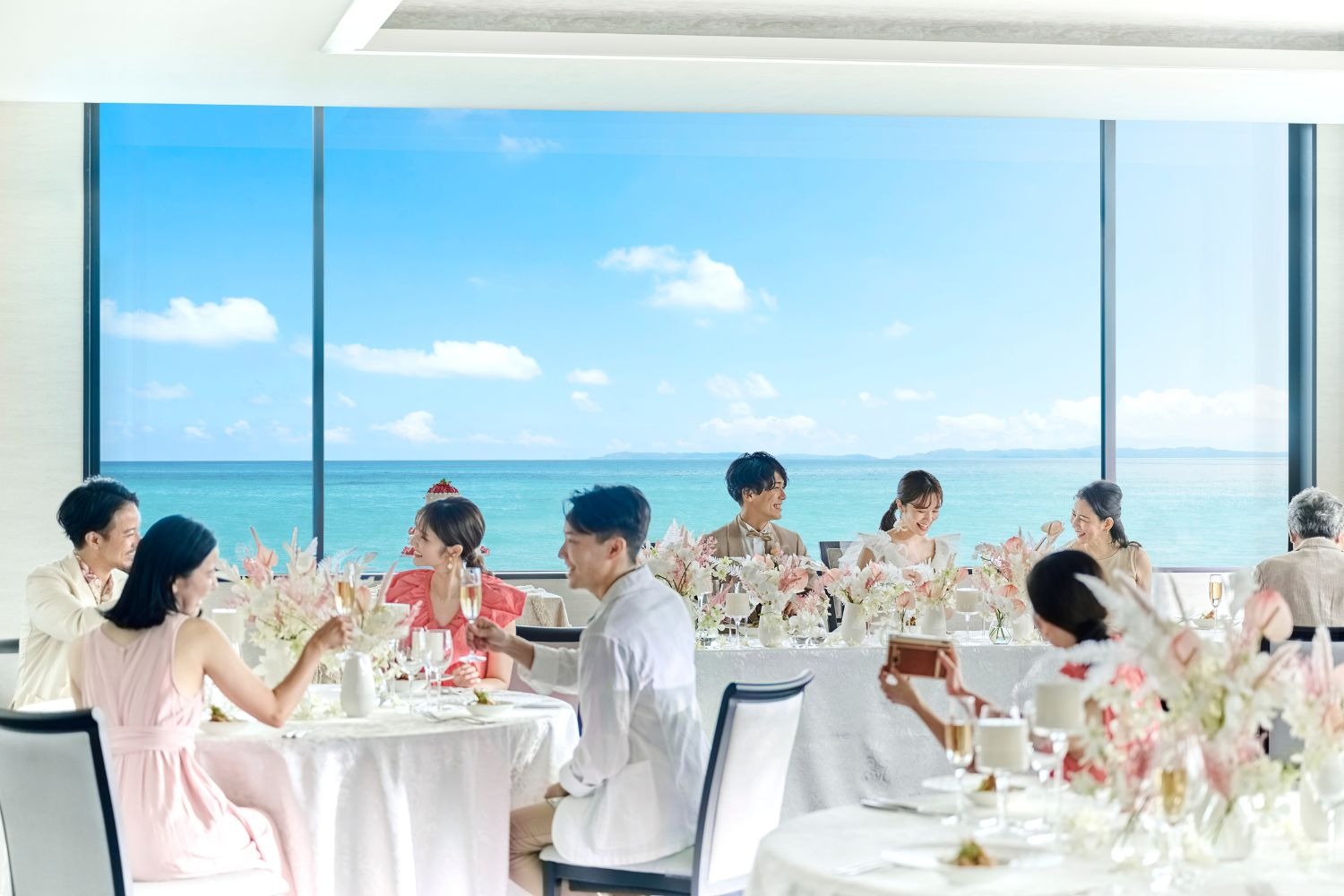 パーティをする新郎新婦とゲスト