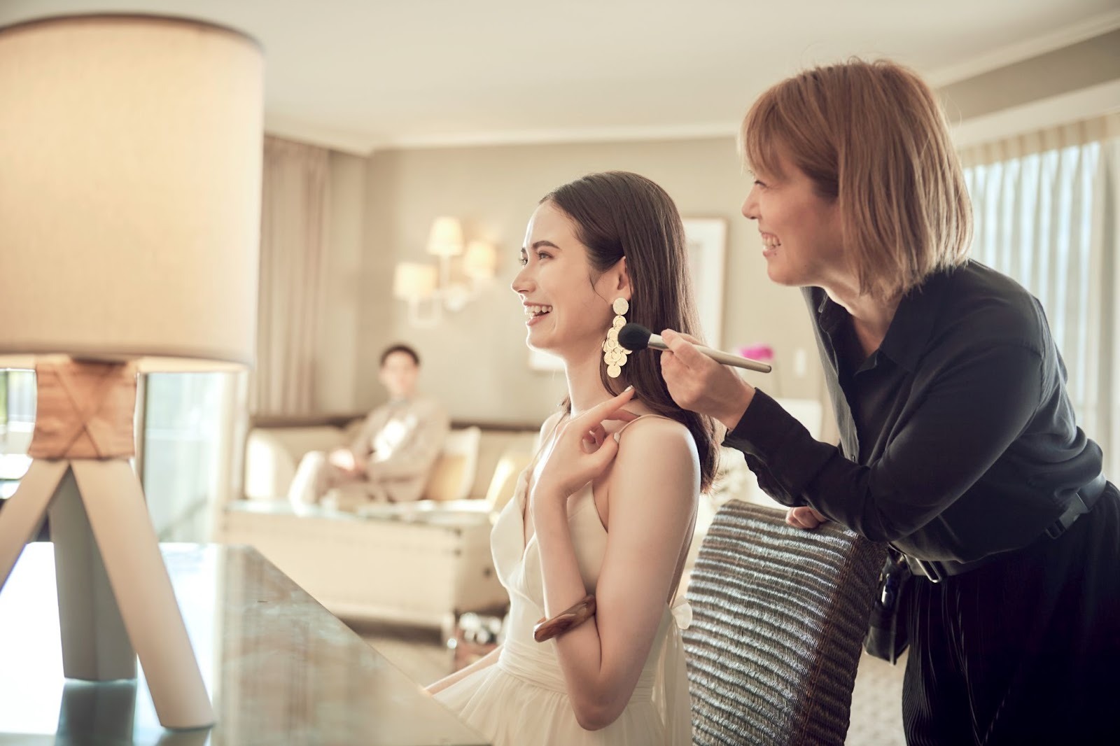 支度をする新婦