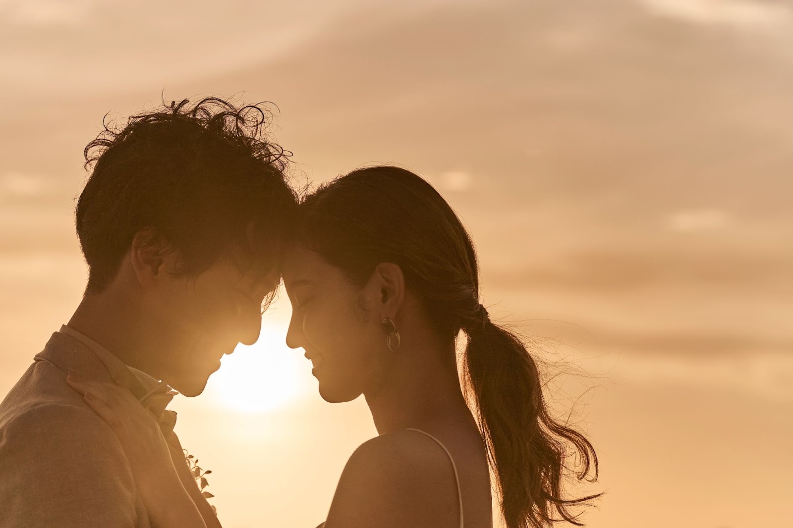 サンセットと新郎新婦