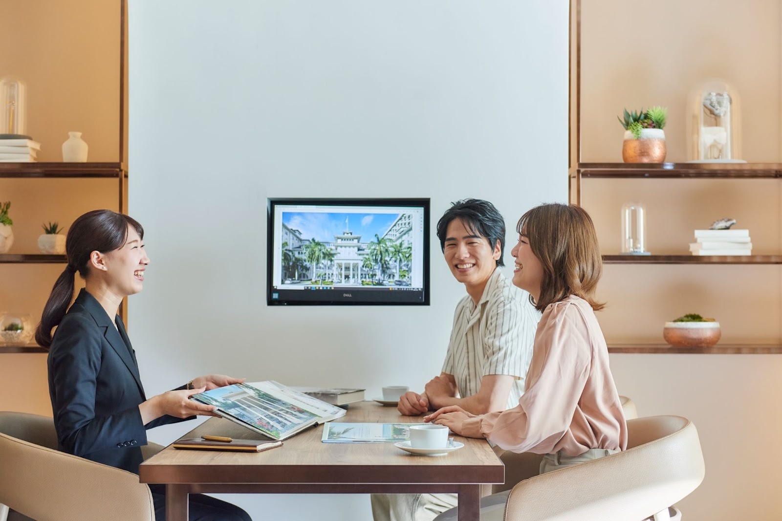 プランナーに説明を受ける新郎新婦