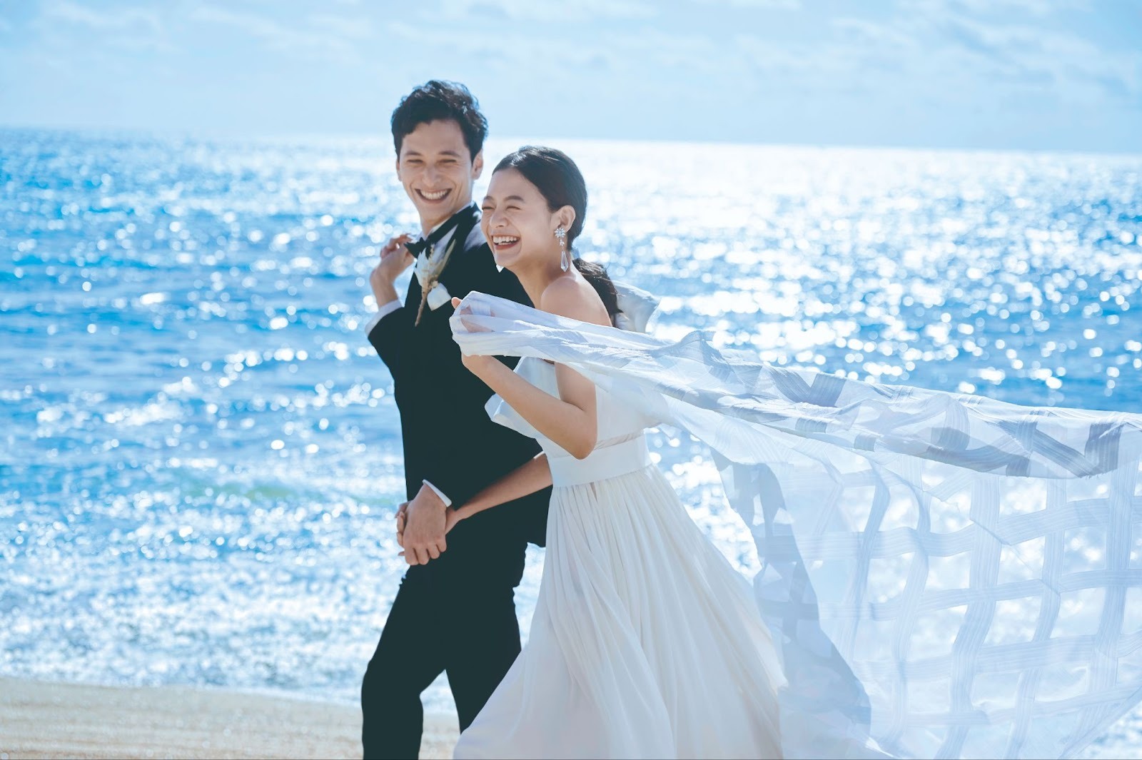 ビーチと新郎新婦