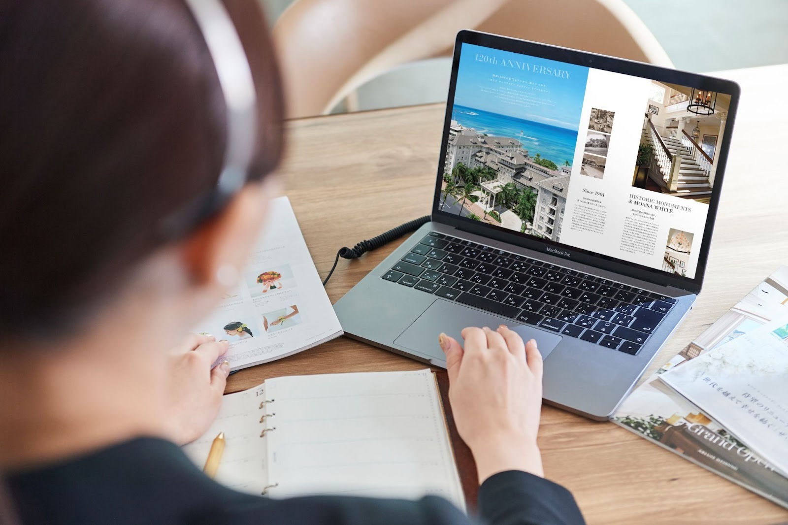 説明するウェディングプランナー