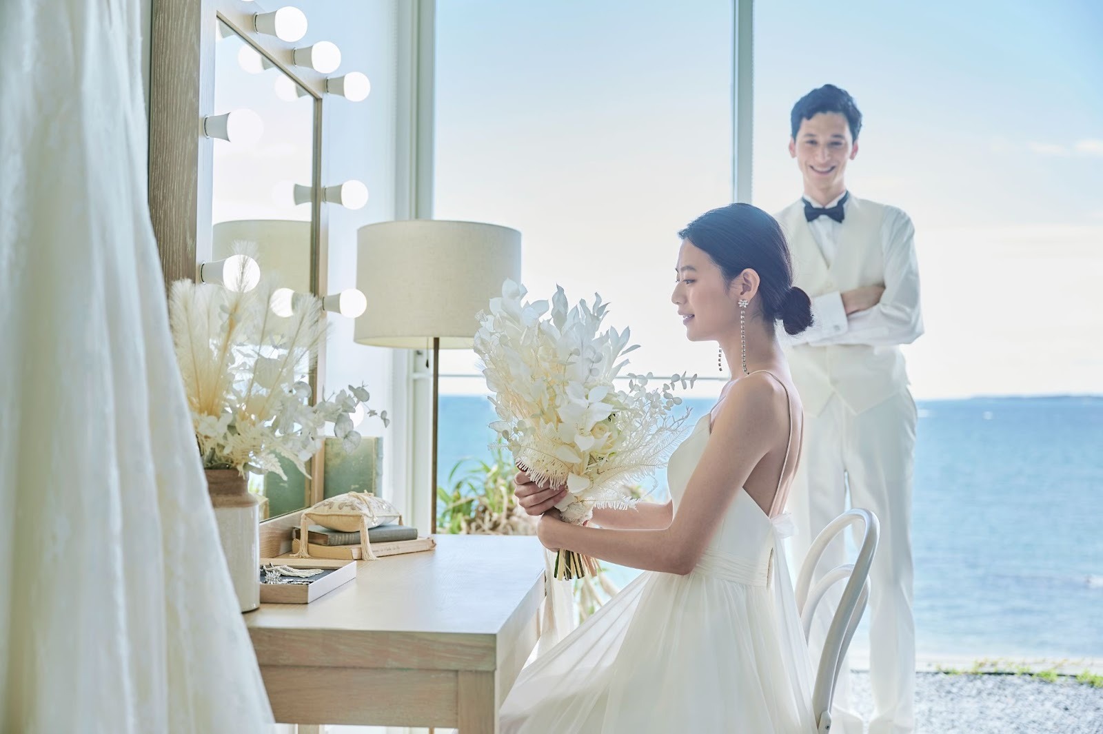 支度をする新郎新婦