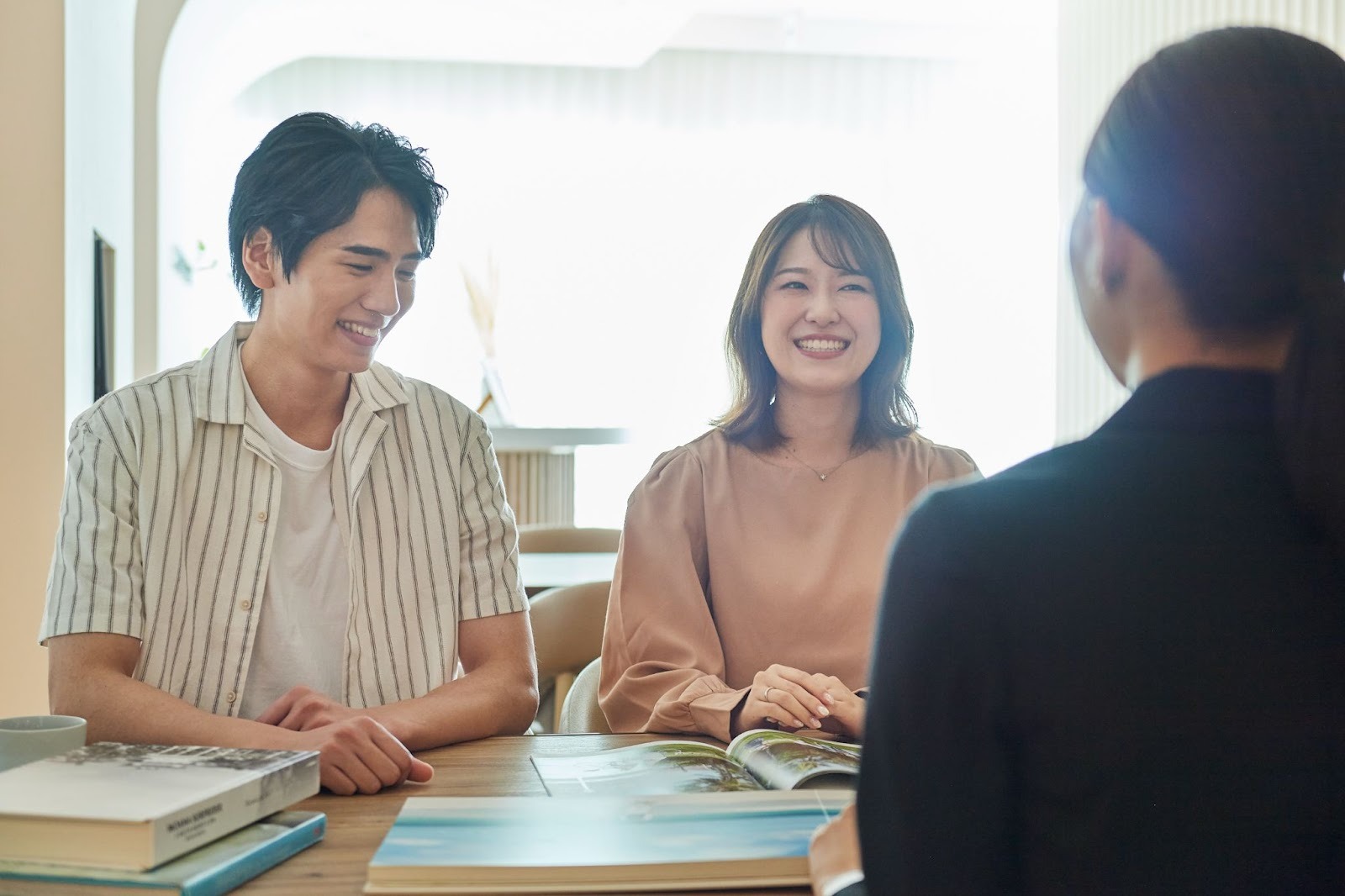 プランナーから説明を受ける新郎新婦