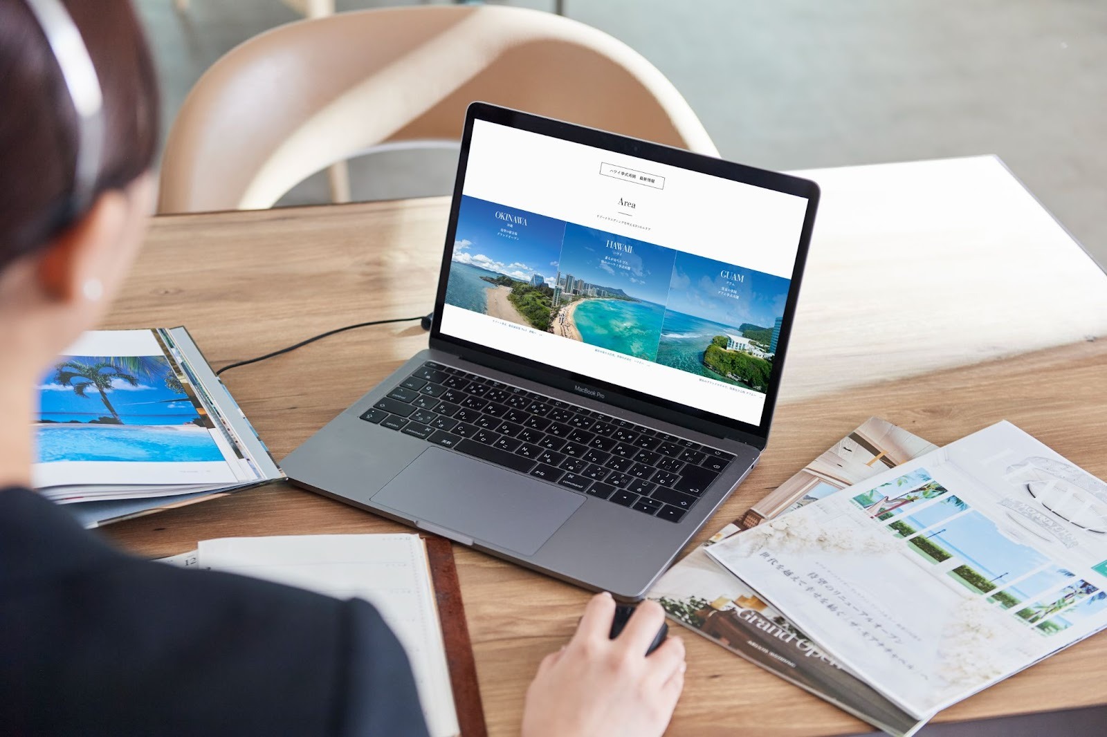 パソコンを触るウェディングプランナー