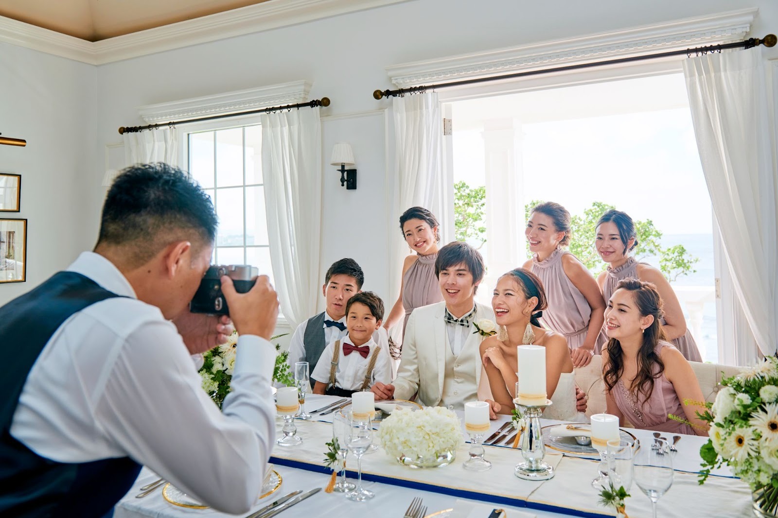 パーティをする新郎新婦とゲスト