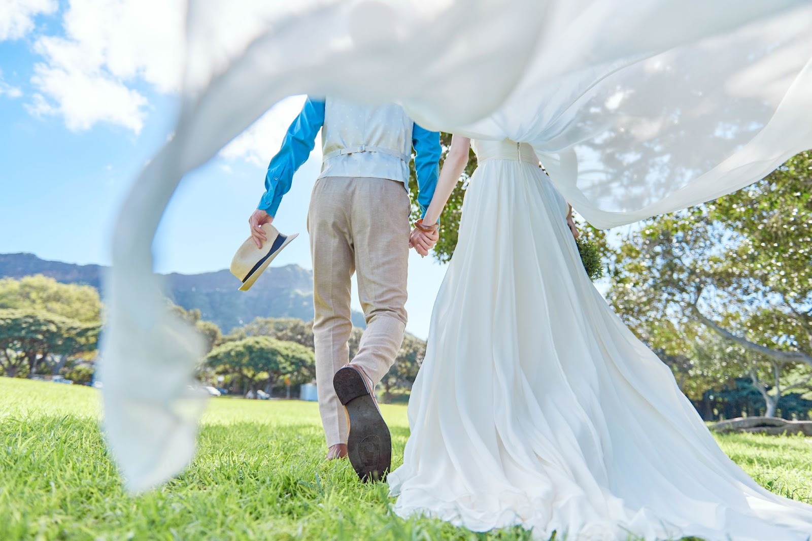 ハワイの公園とカップル