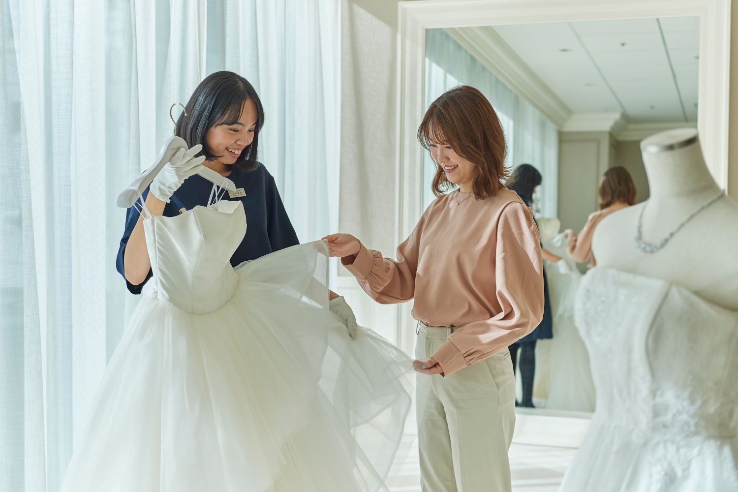 ドレスを選ぶ女性