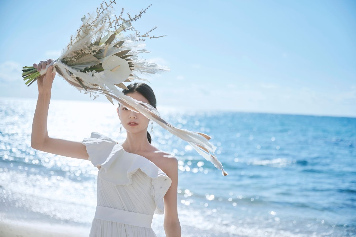 ウェディングブーケと女性