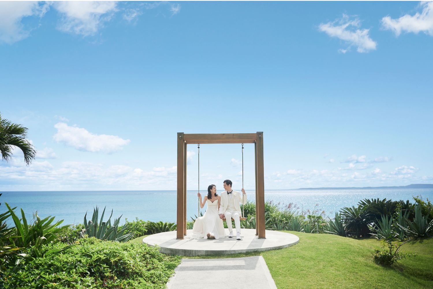 ビーチと新郎新婦