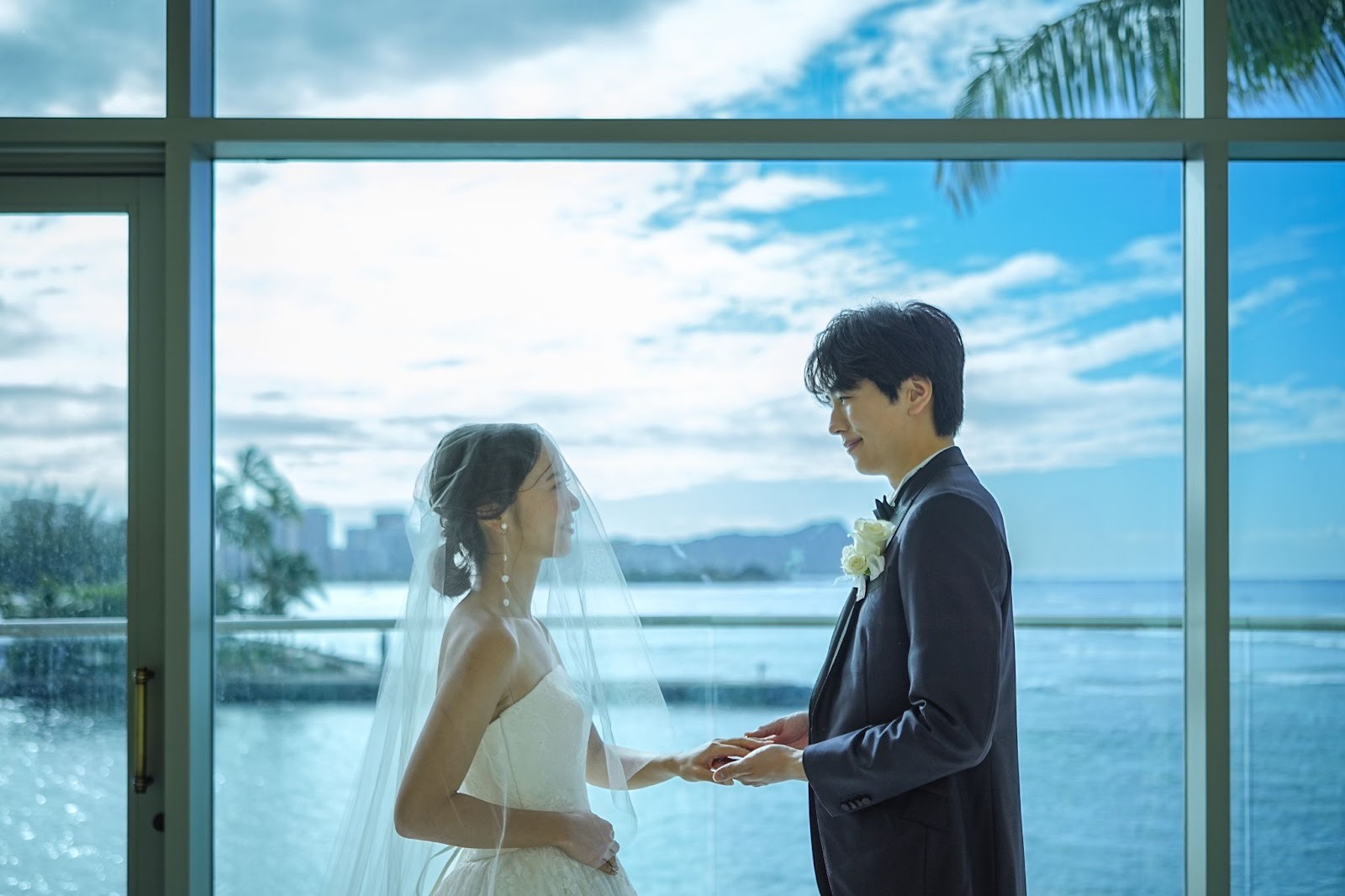 ハワイのビーチと新郎新婦