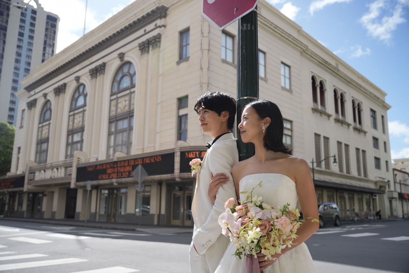 ハワイの街中と新郎新婦