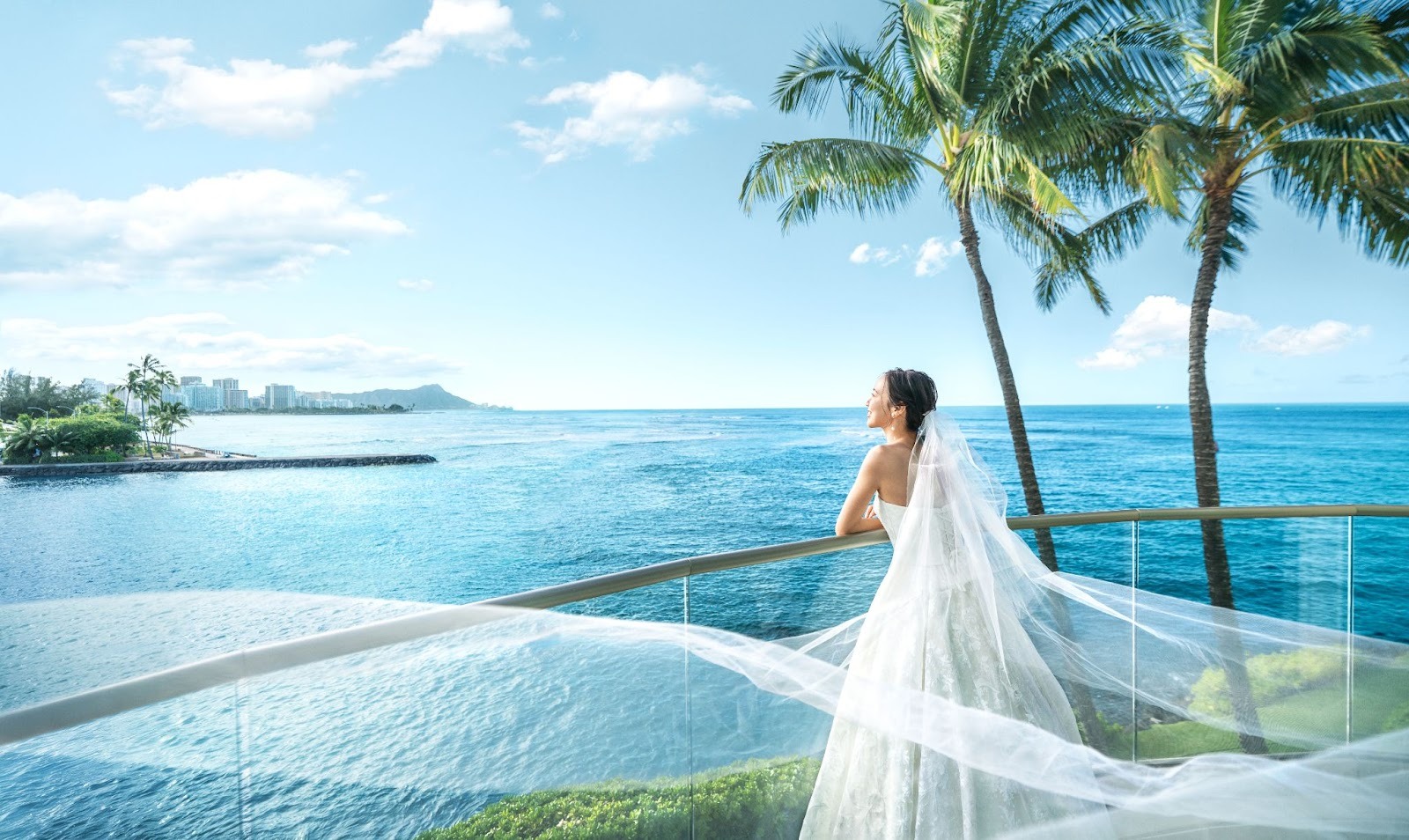 ハワイのビーチと新婦