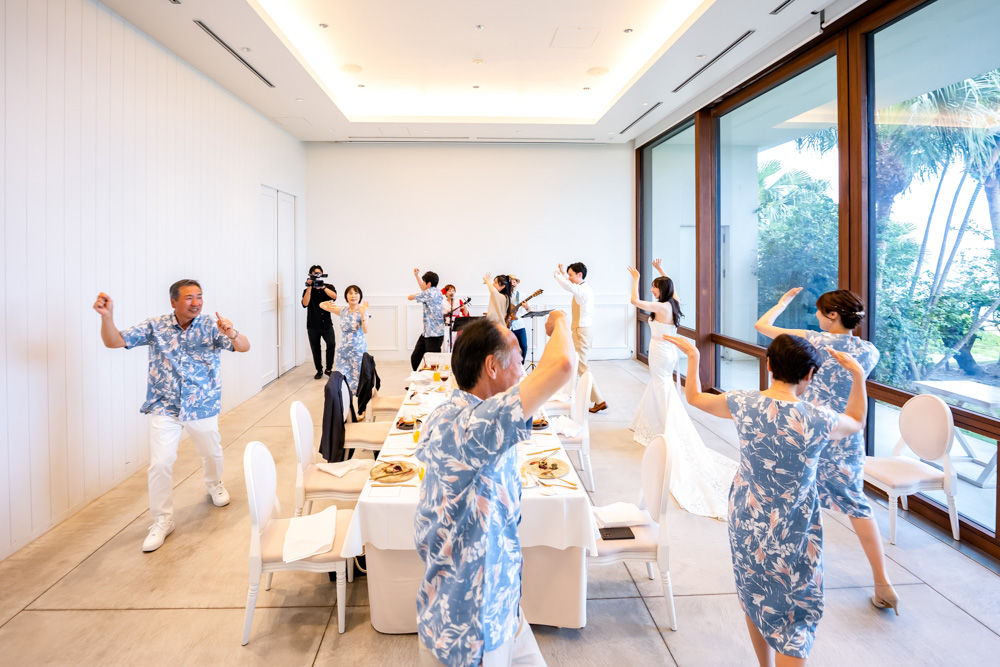 披露宴で踊る人々