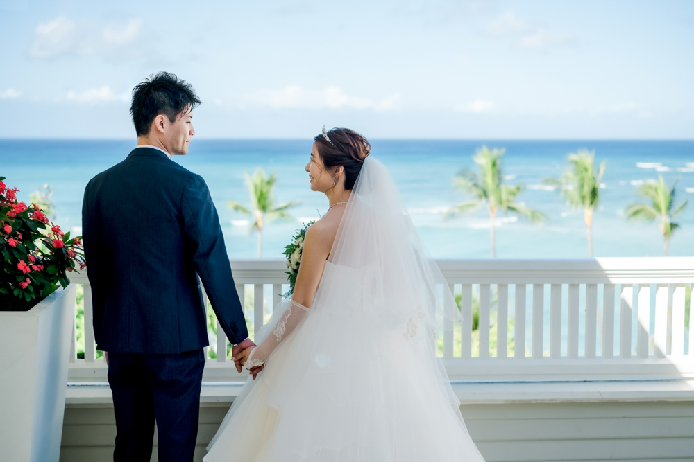 見つめ合う新郎新婦