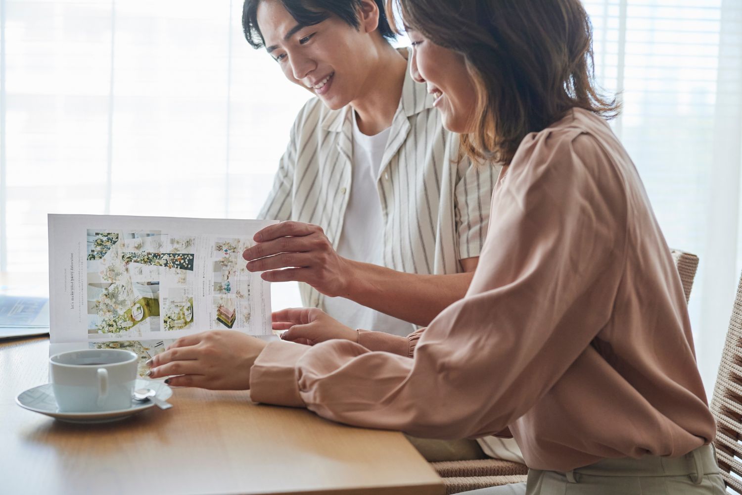 相談する男女