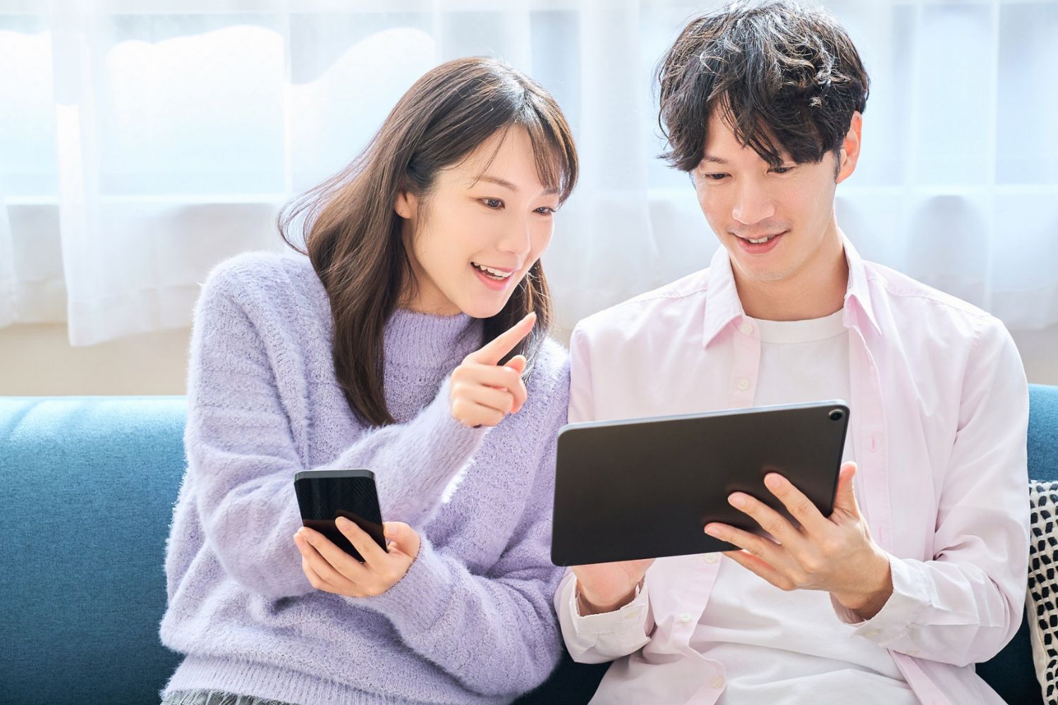 相談する男女