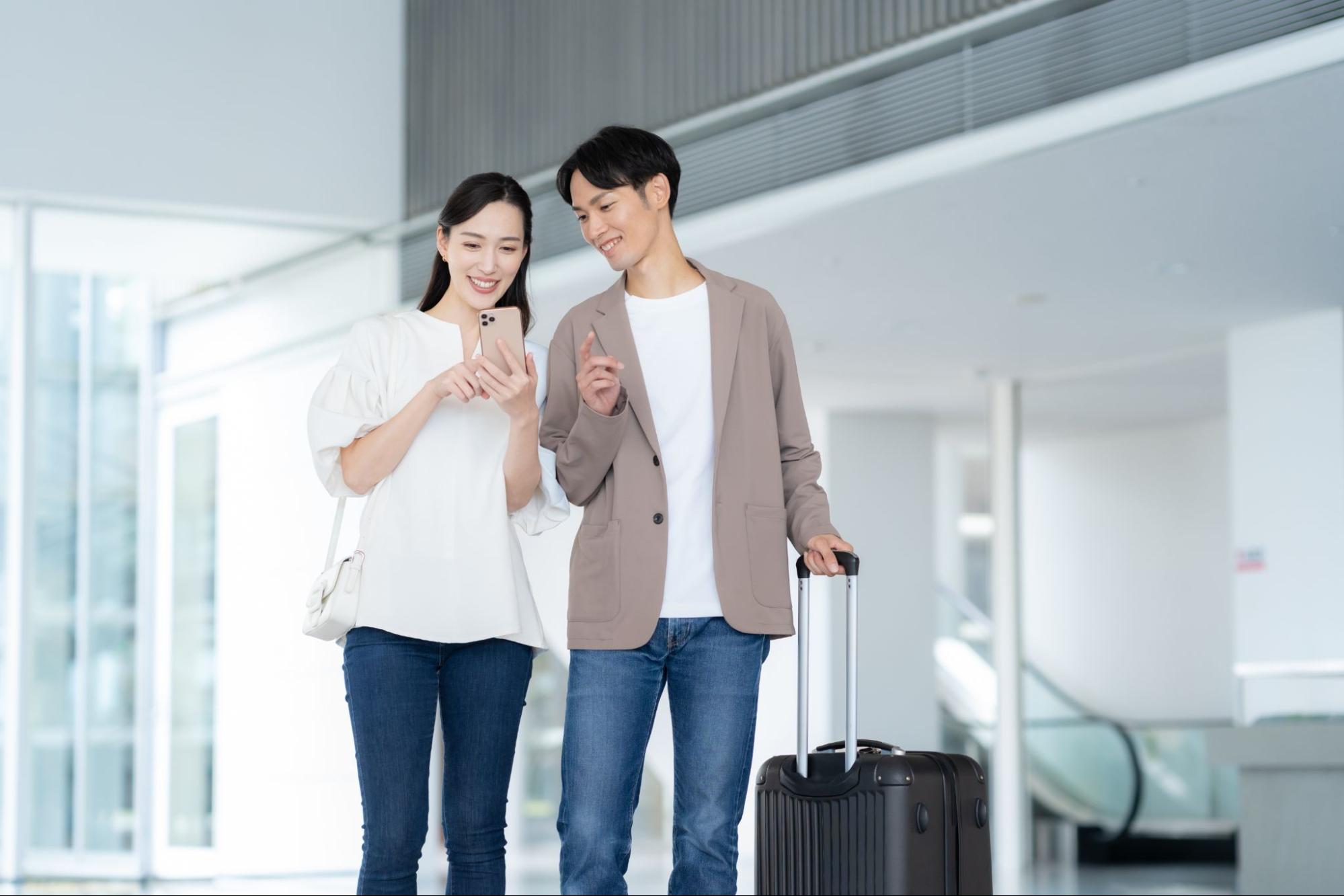 旅行中の男女