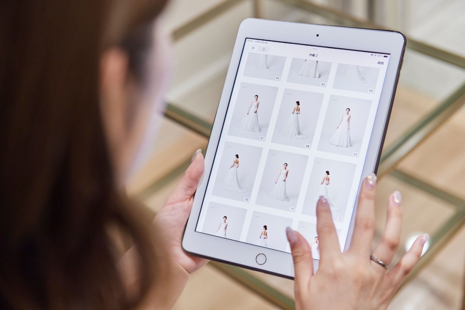 タブレットを見る女性