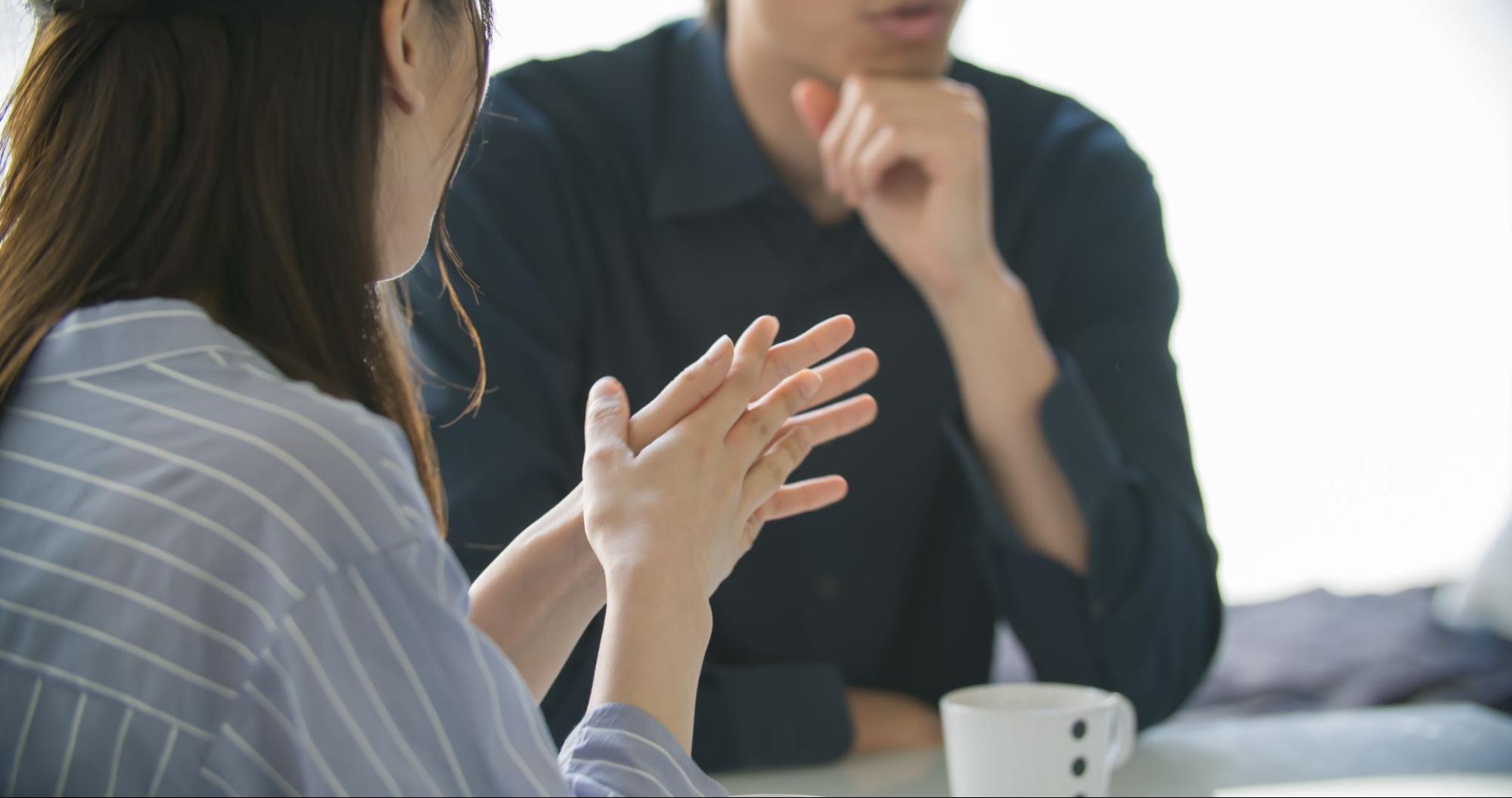 会話する男女